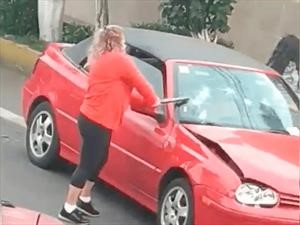 Mexicana iracunda destruye auto; le apodan #LadyChoques