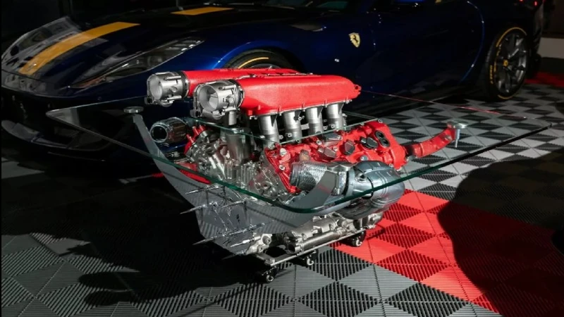 Motor Ferrari V8 usado como una mesa, de todos modos te van a criticar