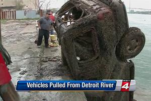 Policía encuentra 17 autos hundidos en el río de Detroit