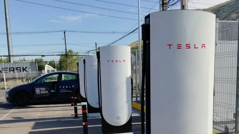Tesla presentó sus nuevos Súper cargadores de 500 kW de potencia