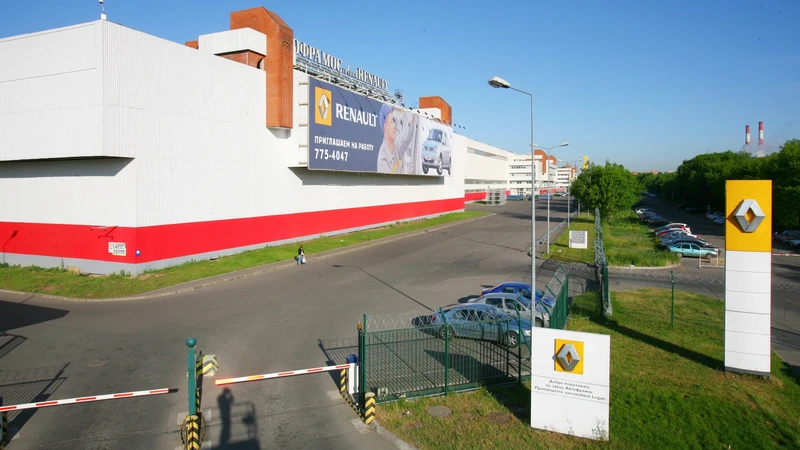 Renault no aguanta la presión y suspende sus actividades industriales en Rusia