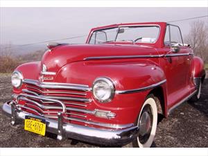 Sorprende a sus padres regalándoles su primer auto, un Plymouth Convertible 1948