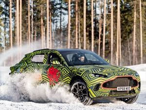 Aston Martin DBX se divierte sobre la nieve sueca
