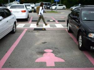 Crean lugares de estacionamiento exclusivos para mujeres en China
