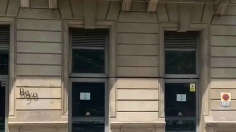 De película: Este edificio tiene una entrada al estacionamiento escondida