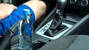 Por qué es peligroso dejar botellas de agua en el interior del automóvil