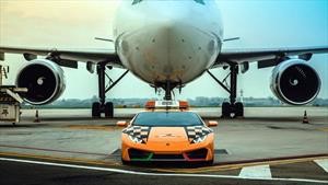 Un Lamborghini Huracán RWD ayuda al carreteo de aviones