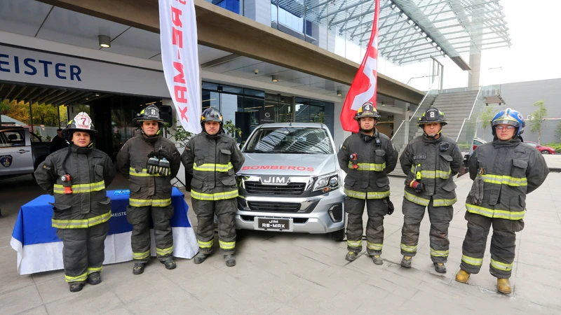 La marca JIM entrega 16 camionetas RE-MAX a Bomberos de Chile