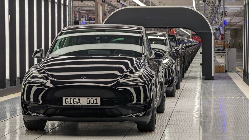 Tesla reta a Volkswagen, al inaugurar la planta de Alemania