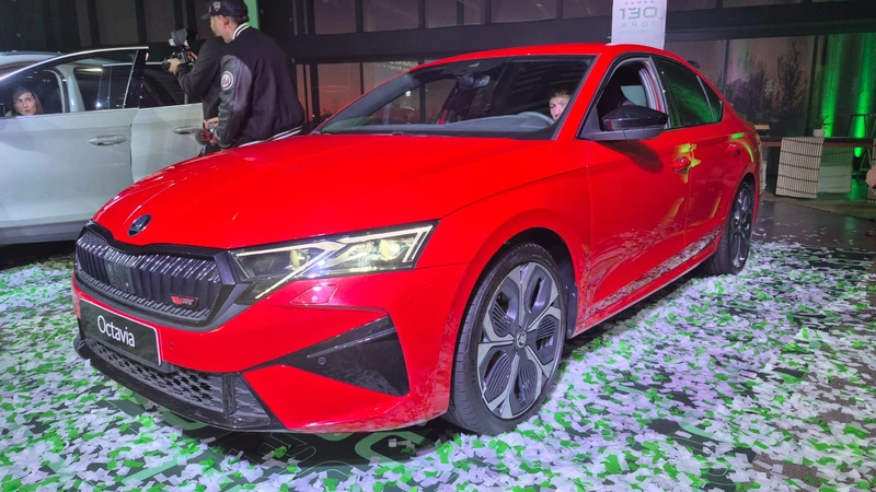 Skoda Octavia VRS FL 2025 en Chile, ahora más elegante y deportivo