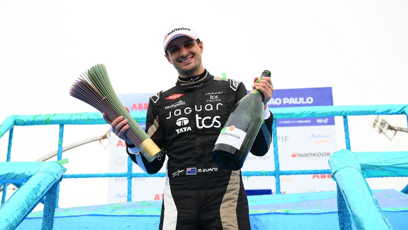 Fórmula E 2025: Mitch Evans gana el primer asalto en Brasil desde el fondo de la parrilla