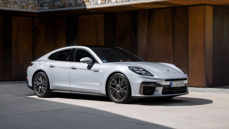 El Porsche Panamera se electrifica con casi 800 lujosos caballos