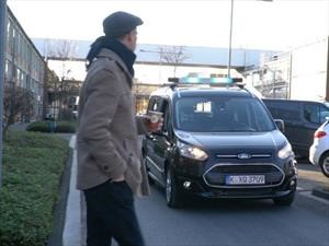 Ford prueba comunicación con vehículos autónomos mediante sistema de luces