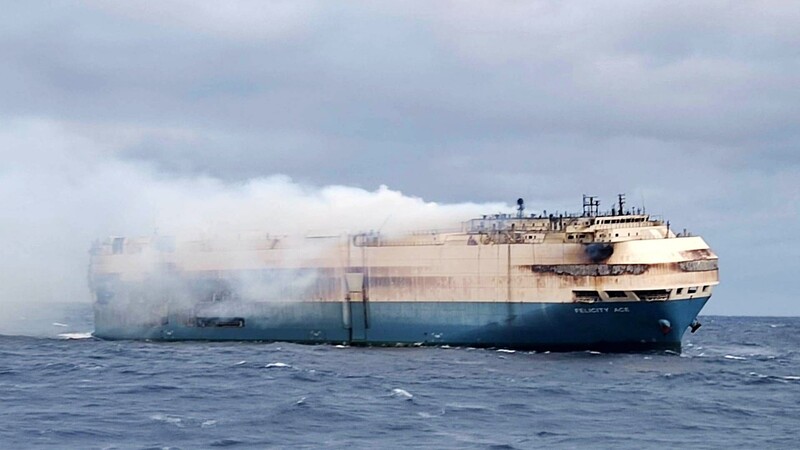 ¿Cuántos millones de dólares se perdieron en el buque incendiado con autos de lujo?