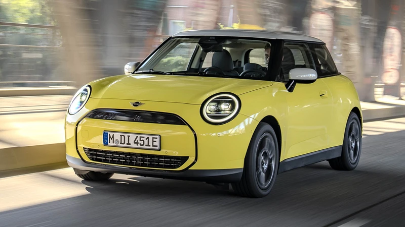 MINI celebra 65 años con la llegada del nuevo Cooper eléctrico a Chile