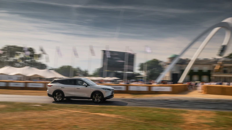 Omoda 7 SHS-P Noble Tech, glamour y tecnología en Goodwood