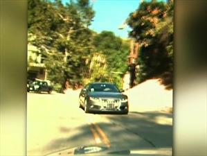 Video: Automovilista es buscado por la policía por manejar en reversa más de 3 Km