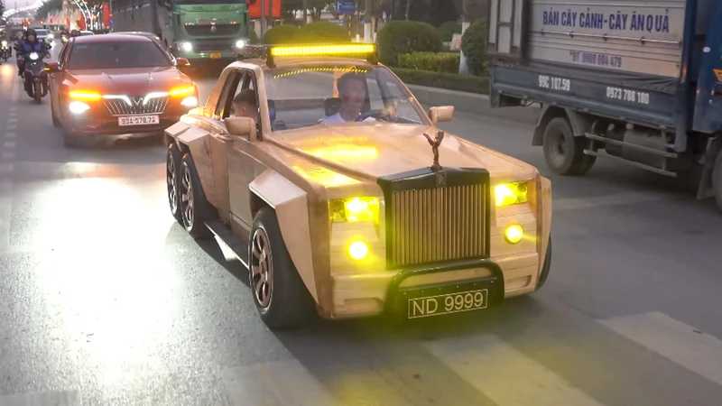 Video: artesano recrea un Rolls-Royce en madera de seis ruedas
