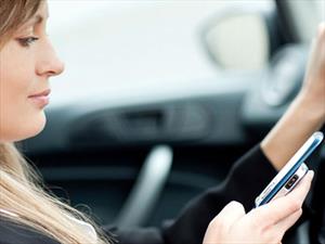 ¿Mujeres textean más al manejar?
