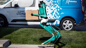 Ford presenta el futuro de la mensajería: robots en vehículos autónomos