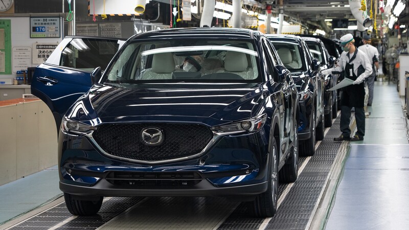 Mazda produce vehículos con diversas plataformas y motores en la misma línea de ensamble