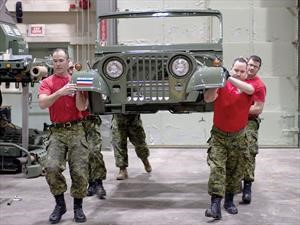 Militares canadienses desmontan un Jeep en menos de dos minutos