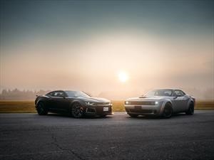 Chevrolet Camaro ZL1 Vs. Challenger SRT Hellcat Widebody ¡Guerra de muscle cars!
