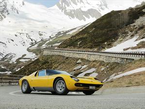 Lamborghini Miura celebra su 50 aniversario en la carretera donde se filmó The Italian Job 