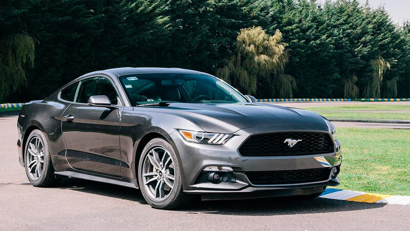 Ford Mustang es llamado a revisión por falla en cámara de reversa