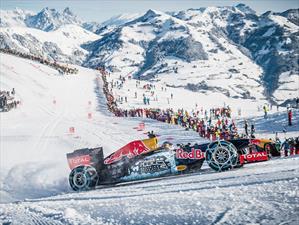 Un Fórmula 1 de Red Bull desciende por una pista de esquí