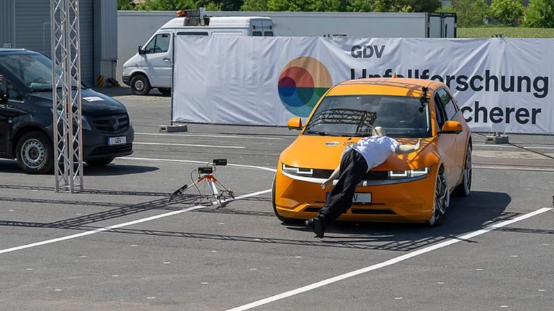 Estudio: los autos eléctricos difieren de los de combustión en ciertos tipos de accidentes