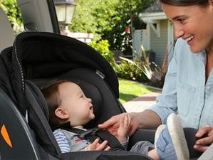 Aprende a colocar correctamente la silla de bebé en el carro