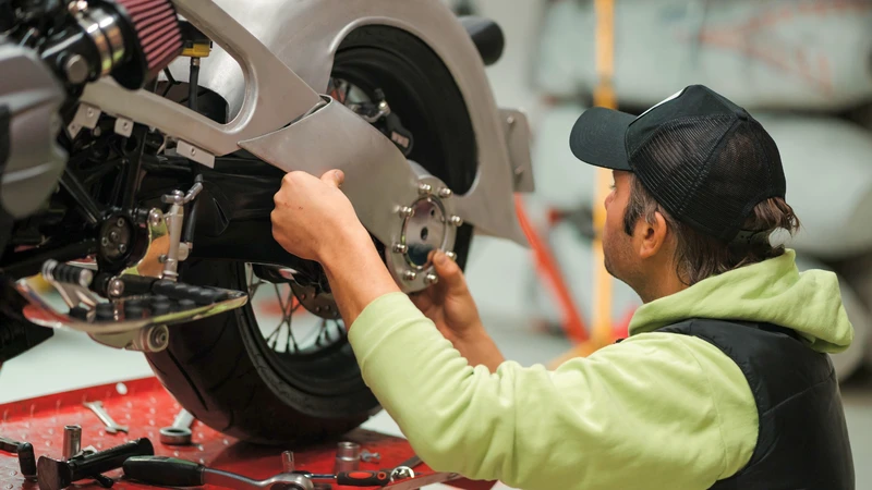 Gobierno aplaza hasta 2027 los reglamentos técnicos para vehículos y motos en Colombia