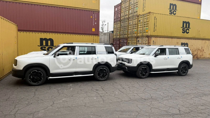 Foto espía: llegan a Chile los primeros BAIC de nueva generación