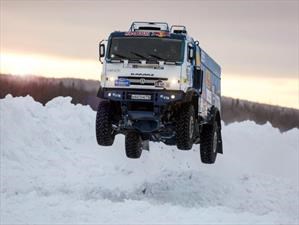 Un camión Kamaz de 10 toneladas vuela por el aire