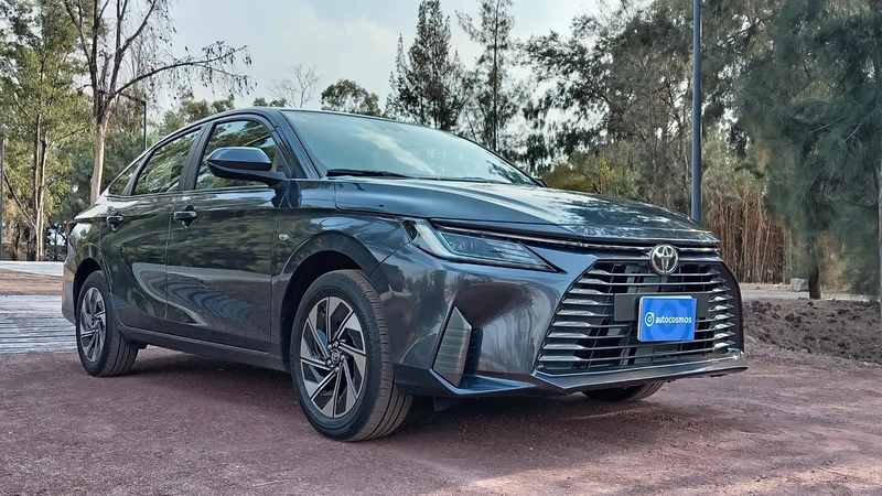 Toyota Yaris Sedán PHEV 2026 a prueba en México, consumo y practicidad son sus cartas más fuertes