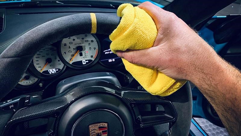 Cómo limpiar la alcántara del volante de un automóvil