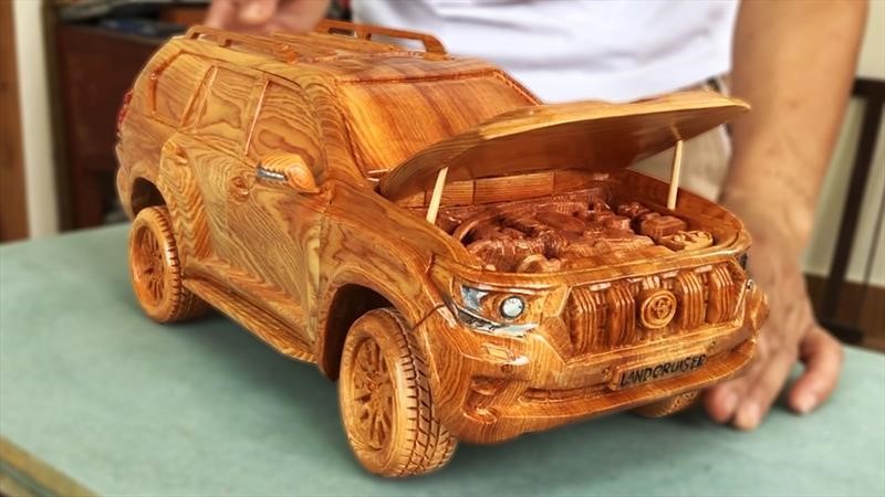 Un artista se especializó en tallar autos a escala en madera