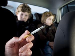 En Gran Bretaña prohibirán fumar en los autos si hay niños presentes