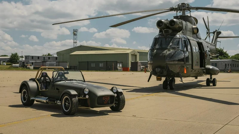 Caterham Seven 360R, con el uniforme de la Real Fuerza Aérea Británica