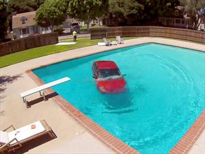 Un automóvil cae en una piscina 