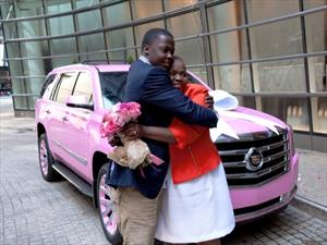 Regala a su mamá una Cadillac Escalade 2015 completamente rosa