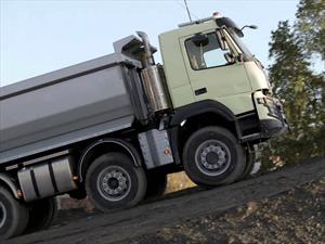  Volvo Trucks deja que una niña de 4 años conduzca un camión