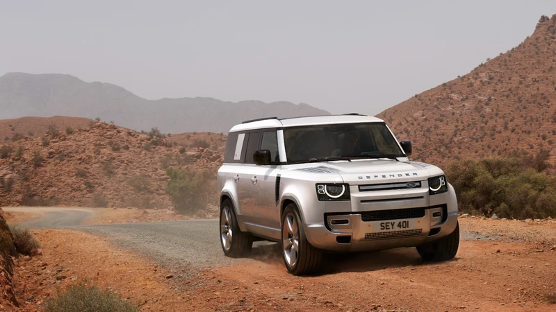 Land Rover Defender 130 2023, ofrece lujo y capacidades todoterreno en formato extra largo