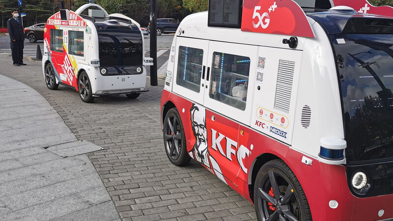 KFC tiene una flota carros eléctricos autónomos vendiendo pollo en las calles de China