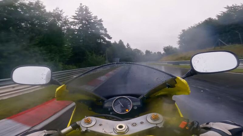 Yamaha YZF-R1 corre a alta velocidad en Nordschleife