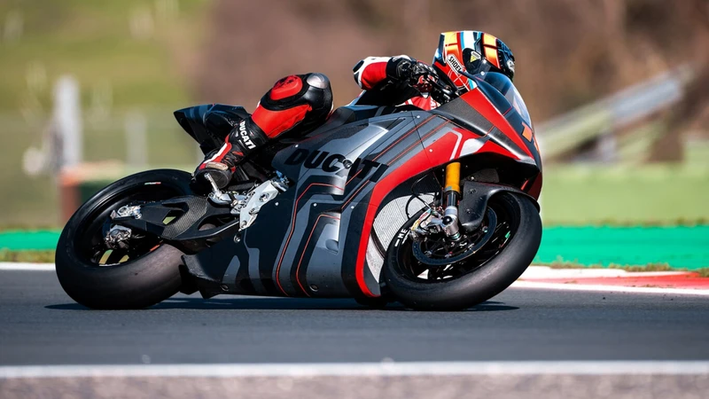 Ducati muestra al completo su primera deportiva eléctrica