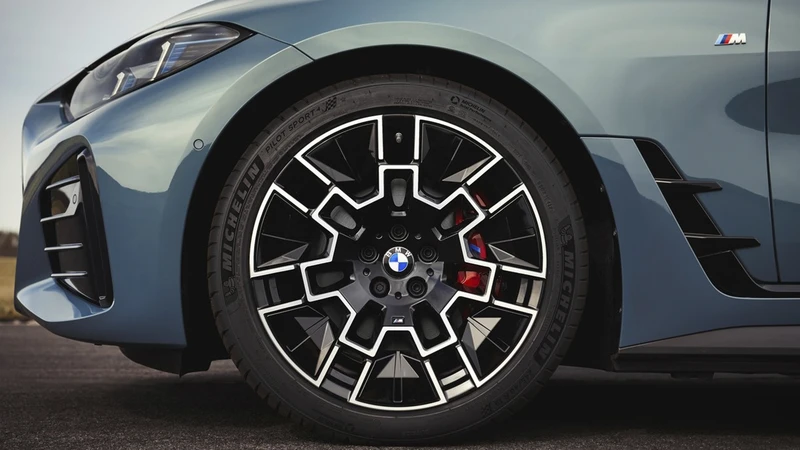 BMW M quiere que sus eléctricos simulen conducirse como autos a combustión
