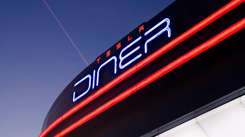 Tesla Diner, más que una estación recarga una verdadera experiencia retro