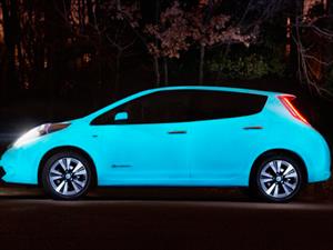 Nissan Leaf con pintura que brilla en la noche